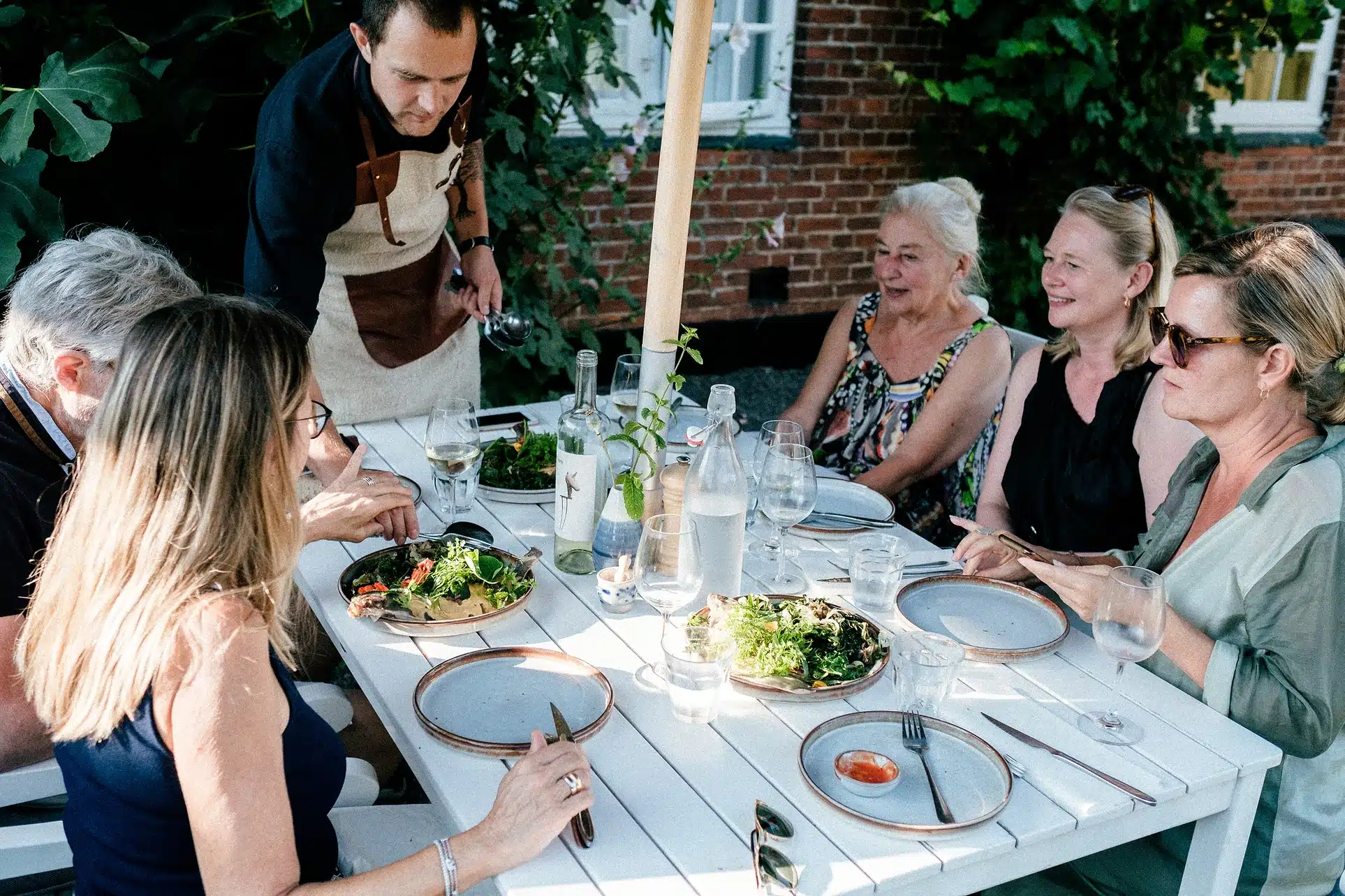 Stor solrig have med liggestole hos Langebjerg